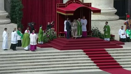 Papa pede 'atenção especial aos estrangeiros'