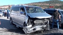 Nişana gidenlerin minibüsü ile otomobil çarpıştı 1 ölü, 8 yaralı