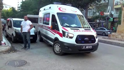 Elazığ'da 8 katlı binadan kopan beton parçaları 2 kişiyi yaraladı