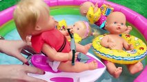 Las Bebés Nenuco Hermanitas Traviesas Dani y Kevin hacen juegos de agua y nadan en la piscina