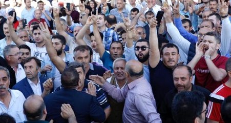 Karamollaoğlu'nun konuşması bozkurt işareti yapan grup tarafından engellenmek istedi