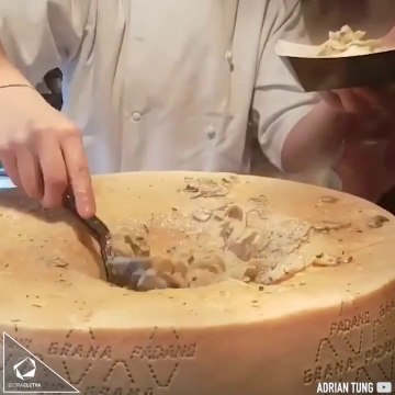 Cuisiner des pates directement dans la meule de Parmesan... Amoureux du fromage