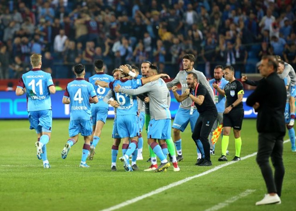 Maç sonunda stat hoparlöründen "Göklerde kartal gibiydim" şarkısı çalındı!