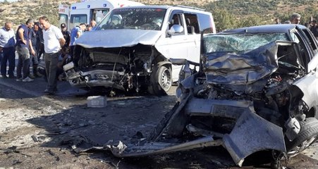 Nişana gidenlerin minibüsü ile otomobil çarpıştı: 1 ölü, 8 yaralı