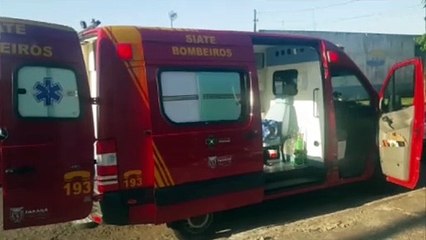 Mulher fica ferida após sofrer queda em piso de cozinha