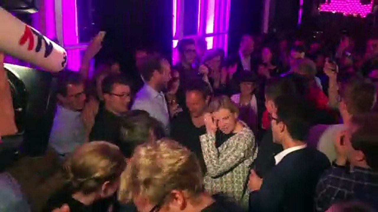 Meinl-Reisinger und Strolz fallen sich in die Arme