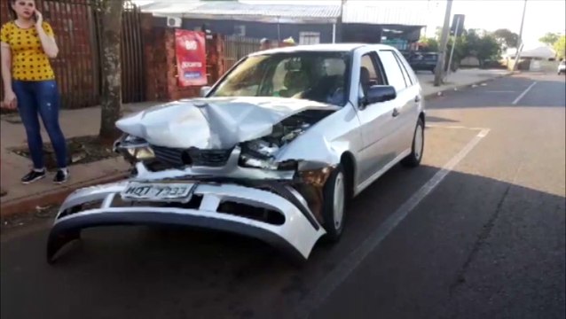 Batida de trânsito envolve carro e caminhão na Avenida Tito Muffato