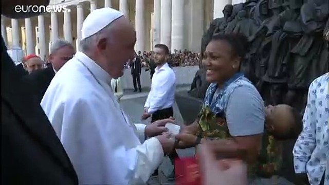 بابا الفاتيكان في قداس خاص.. يسدل الستار عن نصب تذكاري للمهاجرين ويذكّر بمعاناتهم