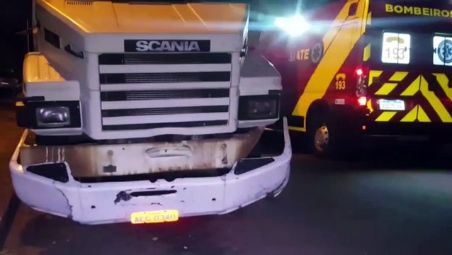 Homem fica ferido após carro atingir caminhão no Cascavel Velho
