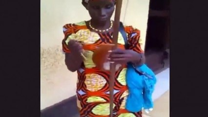 Uma senhora africana de Ruanda toca o Umuduri