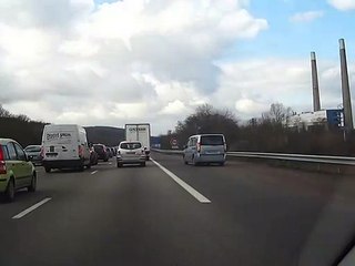 43 un abruti quitte l'arret et et un autre coupe la trajectoire sur autoroute
