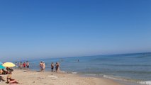 Bañistas en la playa del Perellonet