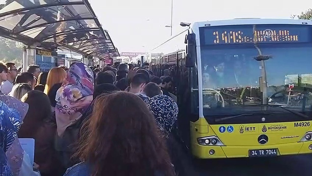 Altunizade metrobüs durağında yoğunluk - İSTANBUL