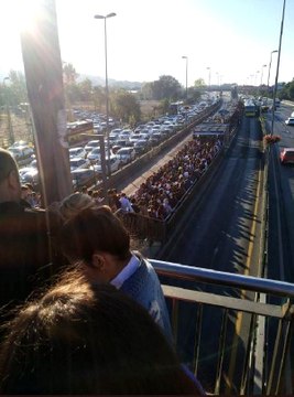 Altunizade metrobüs durağında insan seli! Uzun kuyruklar oluştu