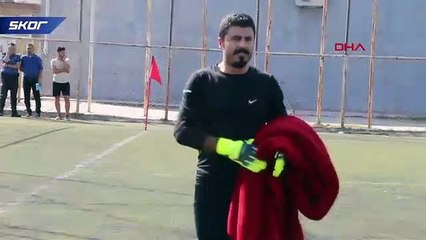 Kaleci, sahadaki çukurları battaniyeyle kapattı