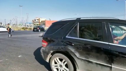 Makina me targa rumune përplas motoçikletën, një i plagosur