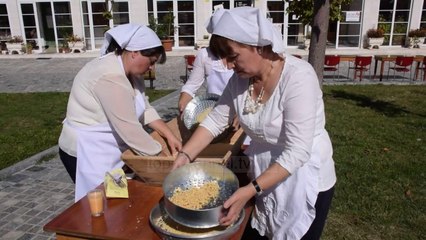 Zahiretë e Kolonjës, gratë përgatisin produktet e brumit për dimër