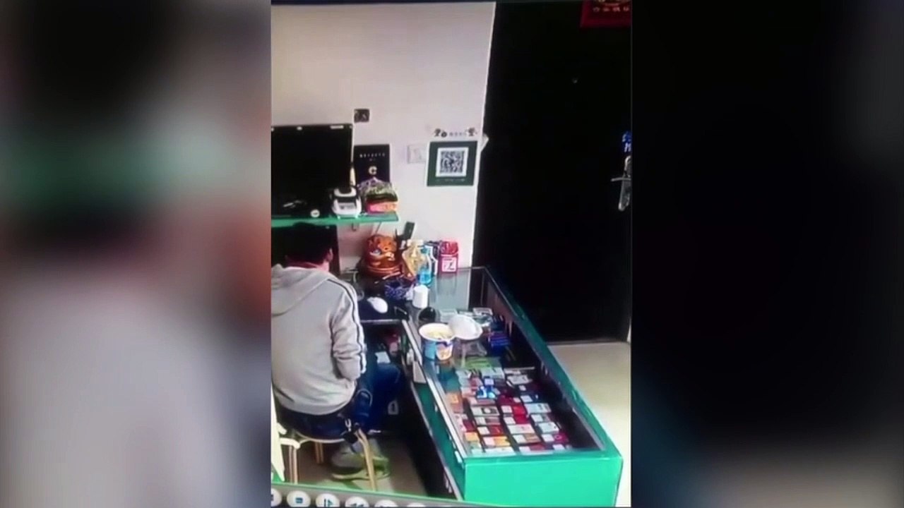 Un pot de nouilles instantanées explose dans une boutique !