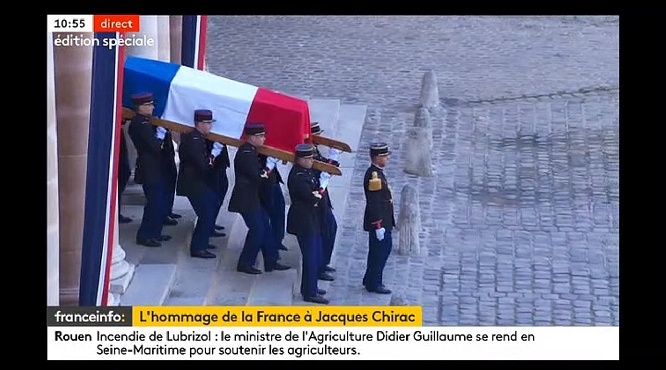 Hommage à Jacques Chirac: Regardez le début des honneurs militaires qui ont été rendus à l'ancien chef de l'État, en présence d'Emmanuel Macron