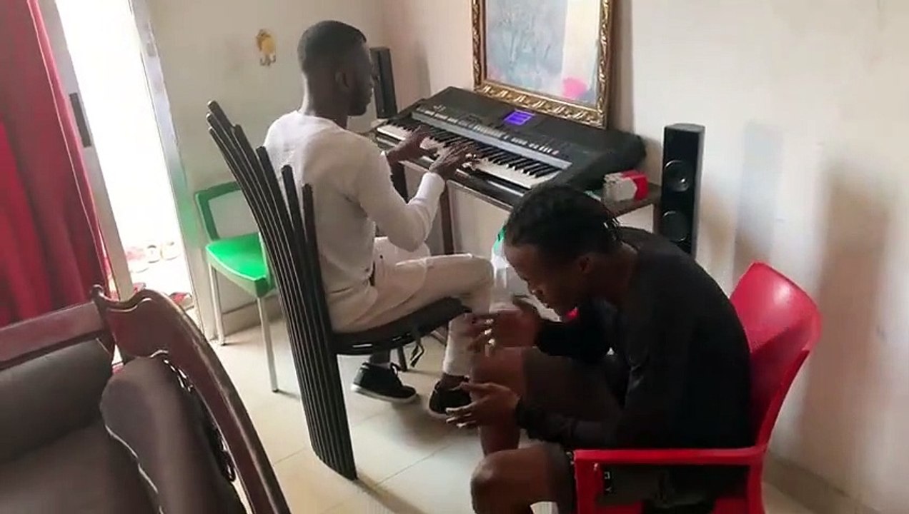 DEBORDO LEEKUNFA  REND UN HOMMAGE  À DJ ARAFAT