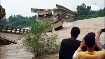 महेशपुर में करोड़ों की लागत से बना पुल टूटा, इलामी में रस्सी के सहारे पार कर रहे पुल