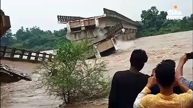 महेशपुर में करोड़ों की लागत से बना पुल टूटा, इलामी में रस्सी के सहारे पार कर रहे पुल