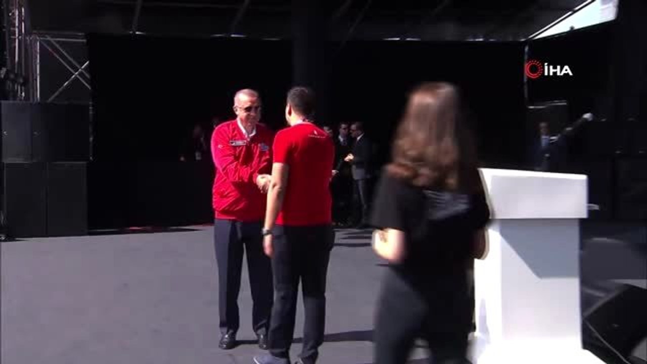 Güneş enerjisiyle çalışan, gözle kontrol edilebilen tekerlekli sandalye