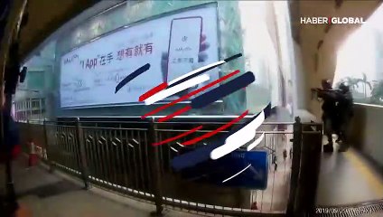 Hong Kong'ta gazetecinin vurulma anı kameralarda