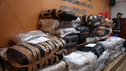 İzmir kaçarken anahtarını düşürdükleri minibüsten 1 ton uyuşturucu madde çıktı