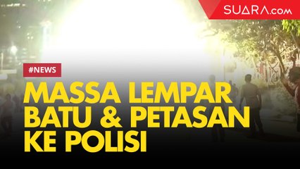 Massa Lempar Batu dan Petasan ke Arah Aparat di Depan Mapolda Metro Jaya