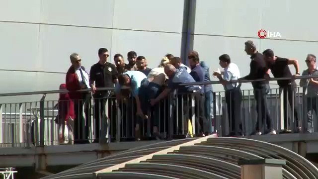 Beylikdüzü metrobüs köprüsünde intihar girişimi