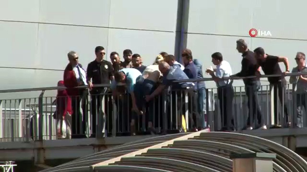 Beylikdüzü metrobüs köprüsünde intihar girişimi