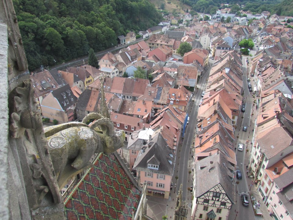 Sur le portail nord de la collégiale de Thann, Michaël Prevost ,sculpteur,  restaure les statues de saint Thiébaut et de sainte Marguerite
