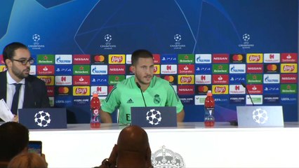 Hazard llega a la sala de prensa