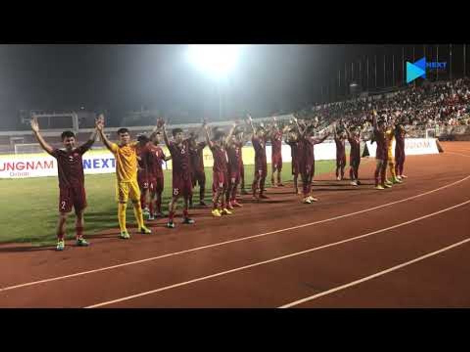 Xúc động màn hát quốc ca của U18 Việt Nam tri ân NHM | NEXT SPORTS