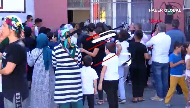 Sultangazi'de tatil edilen okulun velileri eylem yaptı