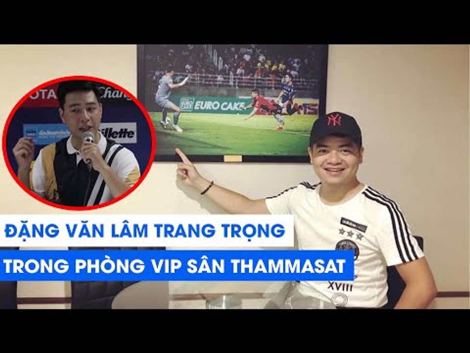 Văn Lâm trang trọng trong căn phòng VIP của sân...