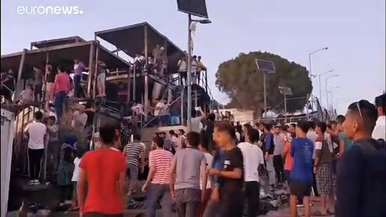 Беспорядки в лагере для мигрантов "Мориа" ускорили его расселение