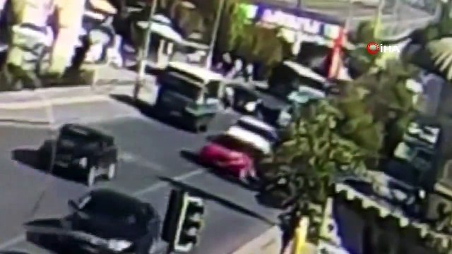 Başkent'te halk otobüsü kazası güvenlik kamerasına yansıdı