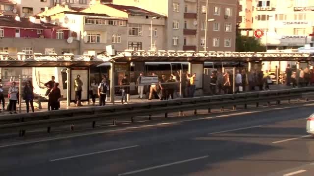 Darülaceze - Perpa Durağı'nda metrobüs yangını