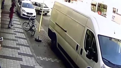 Kontrolden çıkan motosikletli park halindeki minibüse böyle çarptı