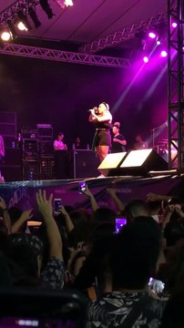 A cantora Duda Beat agradece estilista capixaba Leonardo Loreto por look usado no Viradão Vitória 2019