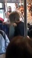 Otobüste bir kadın terör estirdi: Kendisini uyaran adam küfürlerle tekme tokat saldırdı!