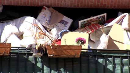 Preocupación por la montaña de basura acumulada por un vecino de Pamplona en su balcón