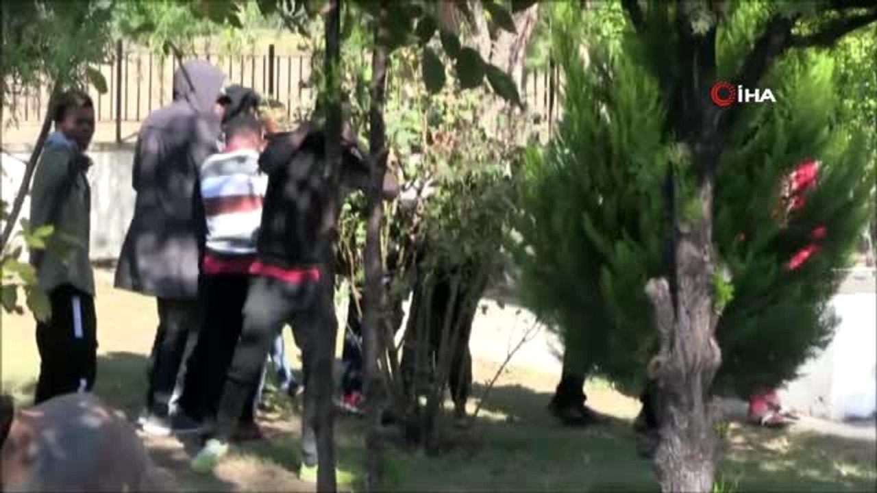 Ayvalık'ta Kongo, Güney Afrika ve Yeni Zelandalı 30 göçmen yakalandı