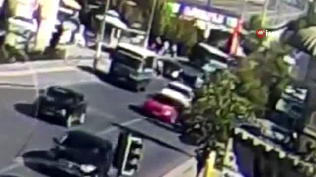 Başkent'te halk otobüsü kazası güvenlik kamerasına yansıdı