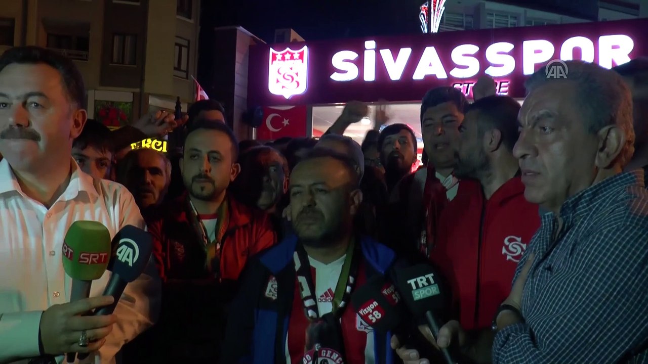 Sivasspor taraftarlarından hakem tepkisi - SİVAS