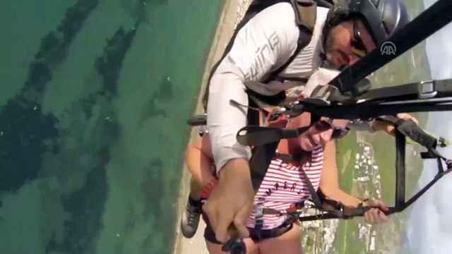 Yamaç paraşütünün ipi kopunca denize acil iniş yaptılar - ANTALYA