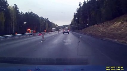 Un conducteur malchanceux se fait recouvrir le pare-brise de goudron