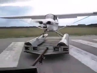 Ils font décoller un hydravion sur une piste d'aéroport !